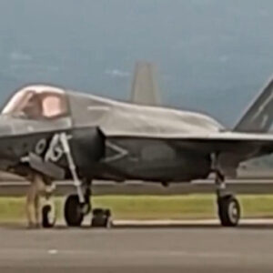 ingiltereye ait f 35b savas ucagi japonyaya acil inis yapti 2dkOwElx