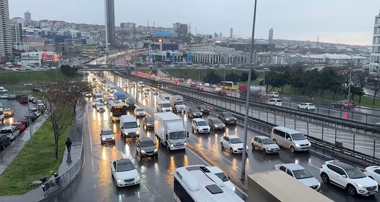 pazartesi yagmuru megakenti vurdu istanbulda trafik kilitlendi QzC34Suw