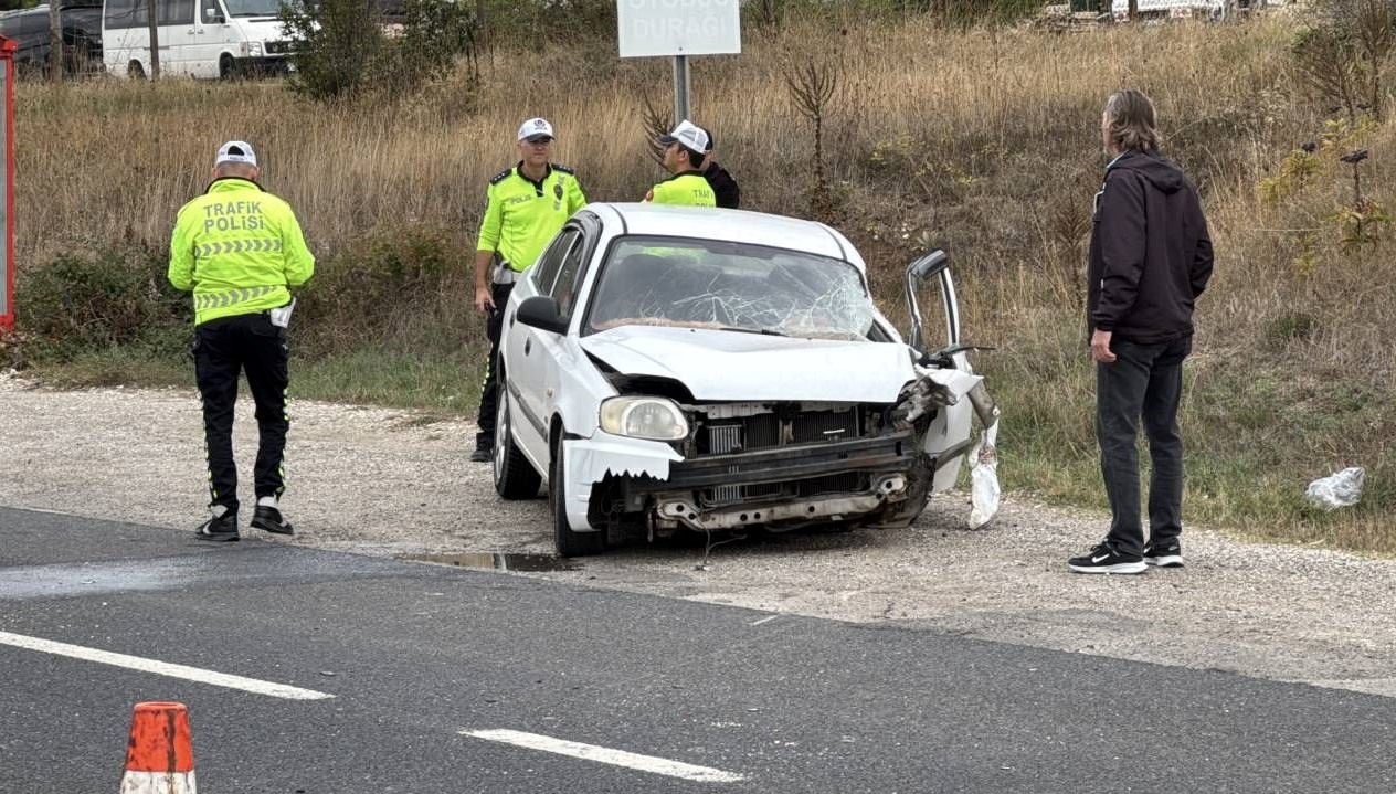 yol supurme aracina carpti otomobil surucusu yaralandi DNbQ2y34