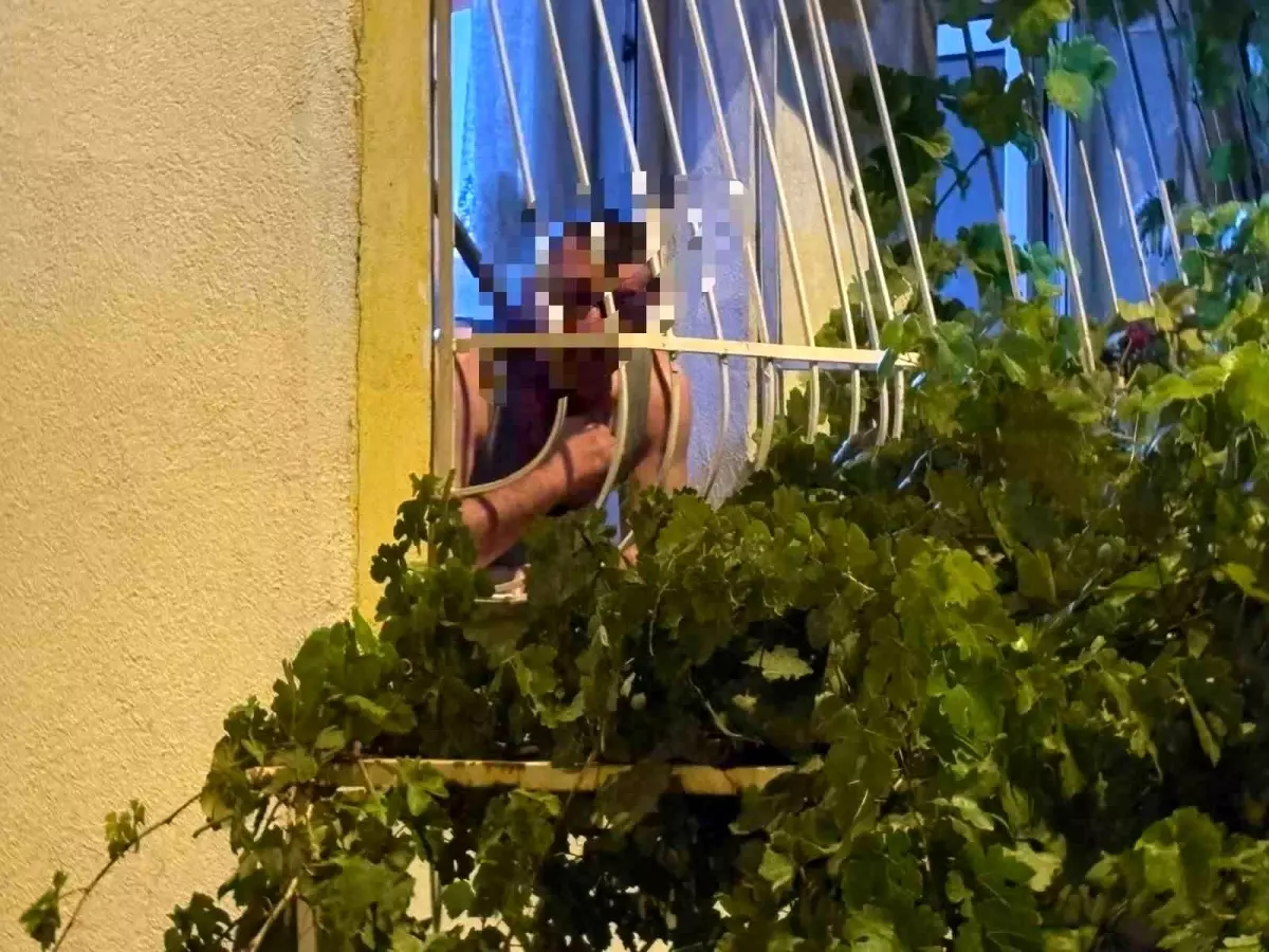 kayseride bunalimda olan sahis pencereden kendini kesmeye calisti wwiILsZK