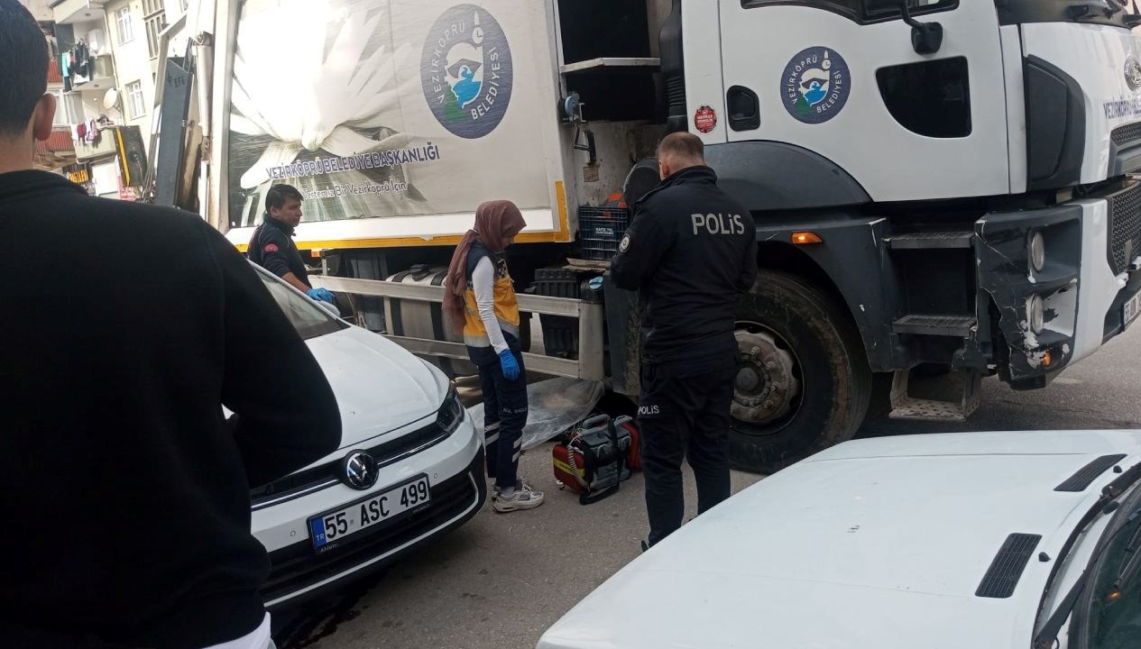 samsunda temizlik kamyonunun altinda kalan yaya oldu zdMgdKSB.jpg