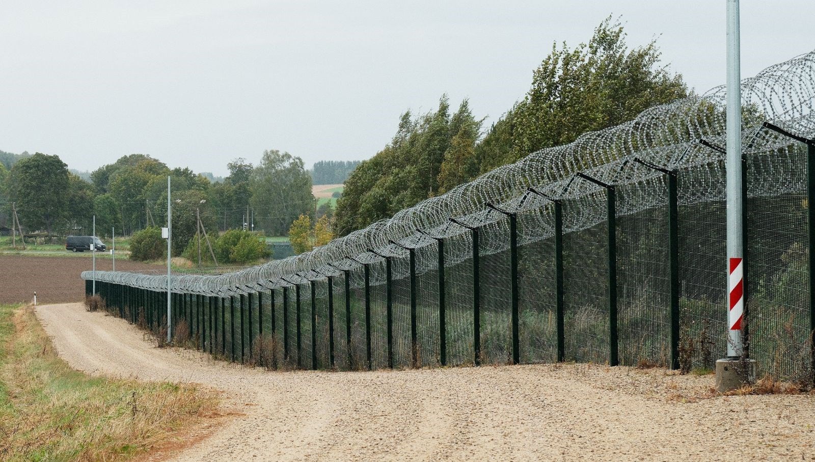 sinirda silahli rus askerleri goruldu estonya yolu kapatti VnLZfJQ3.jpg