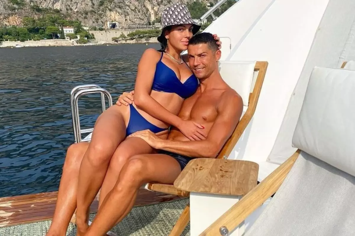 cristiano ronaldodan sevgilisine servet degerinde yuzuk pGvbGguq.jpg
