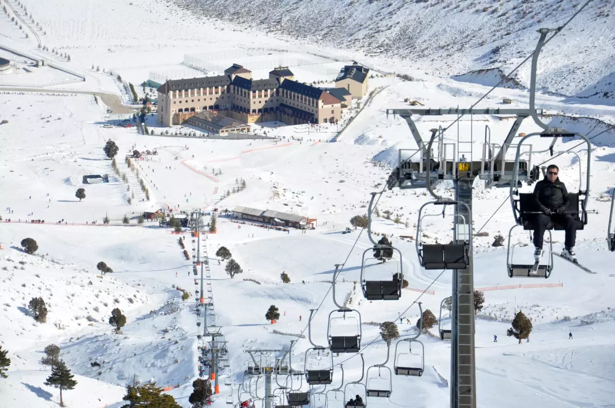 davraz kayak merkezinde kar makineleriyle sezon uzatilacak ieGfEbzP.jpg