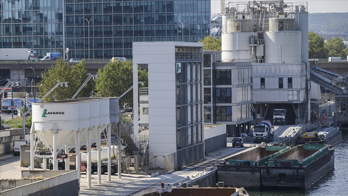 mitin suriyede fabrikasini vurdugu lafarge fransada teror orgutunu finanse etmekten yargilaniyor g78DmlLh.jpg